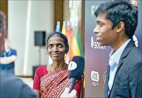 உலகக் கோப்பை செஸ் தொடரில் அரை இறுதிக்கு முன்னேறிய பிரக்ஞானந்தாவை பெருமையாக பார்க்கும் அவரது தாய் நாகலட்சுமி.