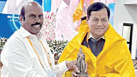 குஜராத் மாநிலம் கெவடியாவில் நேற்று நடைபெற்ற 19-வது கடலோர மாநிலங்கள் மேம்பாட்டுக் குழுமக் கூட்டத்தில் பங்கேற்ற தமிழக அமைச்சர் எ.வ.வேலு, மத்திய துறைமுகங்கள், கப்பல் போக்குவரத்து மற்றும் நீர்வழிகள் துறை அமைச்சர் சர்பானந்த சோனவாலுக்கு திருவள்ளூவர் சிலையை பரிசாக வழங்கினார்