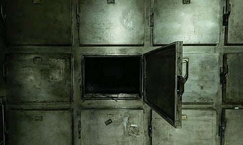 பல்லடம் அரசு மருத்துவமனை பிரேத பரிசோதனைக் கூடத்தில் குளிரூட்டும் பெட்டி பழுதால் அலைக்கழிக்கப்படும் மக்கள்