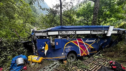 விபத்தில் சிக்கிய பேருந்து | படம்: ட்விட்டர்