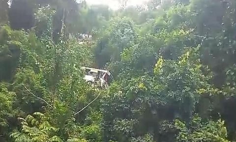 60 அடி பள்ளத்தில் கவிழ்ந்த ஆந்திர அரசு பேருந்து.