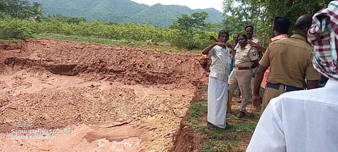 அலங்காநல்லூரில் பட்டா நிலத்தில் இயந்திரங்கள் மூலம் 20 அடி ஆழத்துக்கு செம்மண் கொள்ளை நடந்ததாக புகார்