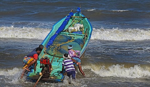 விபத்து எதிரொலி: புதுவையில் சுற்றுலா பயணிகளை ஏற்றிச் செல்லும் படகுகளுக்கு தடை
