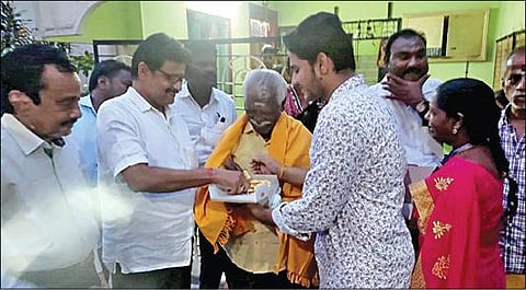 சந்திரயான்-3 திட்ட வெற்றியைக் கொண்டாடும் வகையில், விழுப்புரத்தில் நண்பர்களுக்கும், உறவினர்களுக்கும் இனிப்பு வழங்கிய விஞ்ஞானி வீரமுத்துவேலின் தந்தை பழனிவேல்.