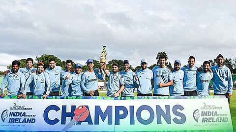 கோப்பையுடன் இந்திய அணியினர்