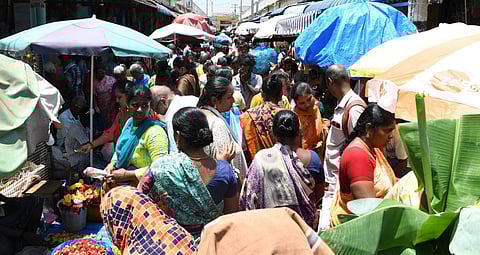 ஓணம், வரலெட்சுமி பூஜை | மக்கள் திரண்டதால் விழாக்கோலம் பூண்ட மதுரை மாட்டுத்தாவணி பூ மார்க்கெட்