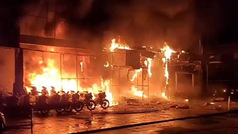 பைக் ஷோ ரூமில் பயங்கர தீ விபத்து: 300 பைக்குகள் நாசம்