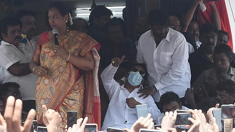 தனது பிறந்தநாளையொட்டி தேமுதி தலைமை அலுவலகத்தில் கட்சித் தொண்டர்களை சந்தித்த அக்கட்சியின் தலைவர் விஜயகாந்த் | படம்: பி.வேளாங்கண்ணி ராஜ்