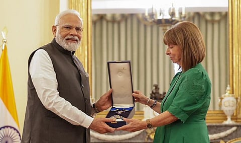 கிரீஸ் அதிபர் கத்தரீனா சாகெல்லரோபௌலோ வழங்கிய கிராண்ட் கிராஸ் ஆஃப் தி ஆர்டர் ஆஃப் ஹானர் விருதை பெற்றுக் கொண்ட பிரதமர் மோடி