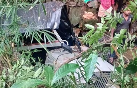 கேரள மாநிலம் வயநாட்டில் பள்ளத்தில் ஜீப் கவிழ்ந்து 9 பெண்கள் உயிரிழப்பு