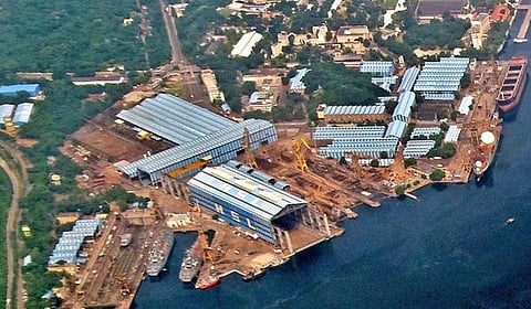 ஆந்திராவின் விசாகப்பட்டினத்தில் அமைந்துள்ள இந்துஸ்தான் ஷிப்யார்ட் லிமிடெட் நிறுவனத்தின் கப்பல் கட்டும் தளம்.