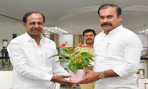 தெலங்கானா முதல்வர் சந்திரசேகர ராவ் உடன் ரவுலா ஸ்ரீதர் ரெட்டி