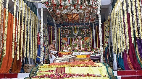 மயிலாப்பூர் ஸ்ரீ வேதாந்த தேசிகர் தேவஸ்தானத்தில் ஸ்ரீ நிவாச பெரு மாள் சந்நிதி கட்டப்பட்டதன் நூற்றாண்டு விழாவையொட்டி, ஸ்ரீ நிவாசபெருமாள் - அலர்மேல் மங்கை தாயாருக்கு 20 வகையான மலர்களால் புஷ்போத்ஸவ விழா நேற்று நடைபெற்றது. படம்: எஸ்.சத்தியசீலன்