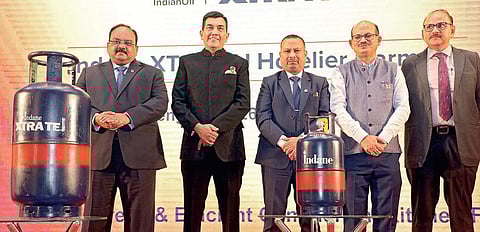 இந்தியன் ஆயில் நிறுவனத்தின் புதிய இண்டேன் எக்ஸ்ட்ராடெஜ் எல்பிஜி சிலிண்டரின் விளம்பர தூதுவராக நியமிக்கப்பட்டுள்ள பிரபல சமையல் கலை நிபுணர் சஞ்ஜீவ் கபூர், இந்தியன் ஆயில் நிறுவனத்தின் செயல் இயக்குநர் (எல்பிஜி) கே.சைலேந்திரா உள்ளிட்டோர்.