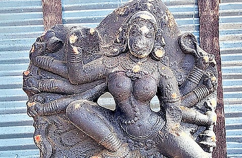 விளாத்திகுளம் அருகே கண்டு எடுக்கப்பட்ட பிடாரி சிற்பம்.