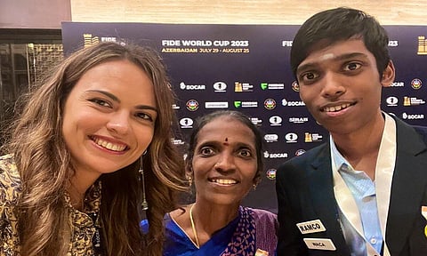 தாயுடன் செஸ் வீரர் பிரக்ஞானந்தா இருக்கும் படம் வைரல்