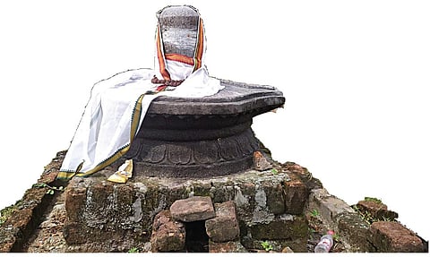 கோயிலுக்கு வெளியே குடிகொண்ட சிவன்: நாயக்கர் கால 18-ம் நூற்றாண்டு கோயில் கண்டுபிடிப்பு