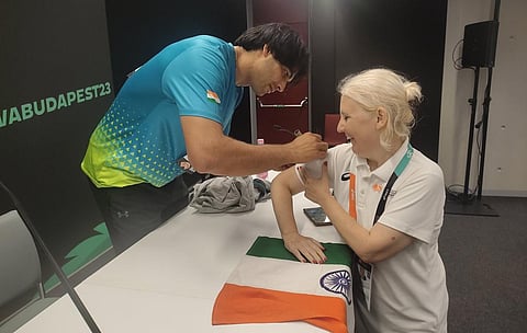 நீரஜ் சோப்ராவும் ஹங்கேரிய ரசிகையும்