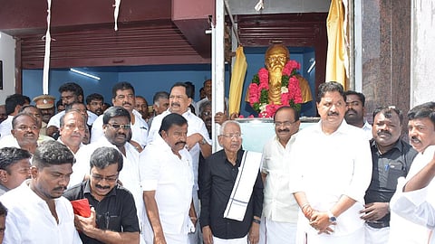 கிருஷ்ணகிரியில் பெரியார் சிலையை நகராட்சி நிர்வாகத்துறை அமைச்சர் கே.என்.நேரு திறந்து வைத்தார். அருகில் தி.க.தலைவர் கி.வீரமணி, அமைச்சர்கள் காந்தி, சக்கரபாணி, எம்எல்ஏ மதியழகன், பிரகாஷ்.