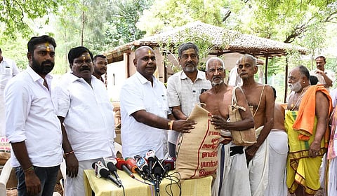 கலைஞர் நூலகத்துக்கு மாணவர்களை கட்டாயப்படுத்தி அழைத்து வருகிறார்கள்: ஆர்.பி.உதயகுமார் குற்றச்சாட்டு