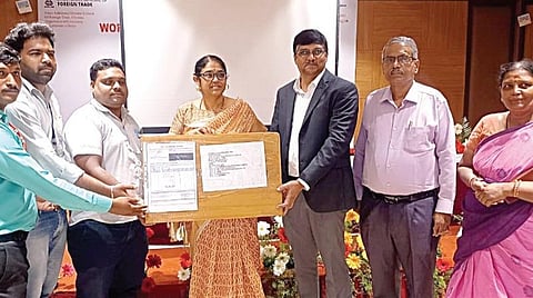 காஞ்சிபுரத்தில் அஞ்சல்துறை சார்பில் மின் வணிகம் மற்றும் அஞ்சலக ஏற்றுமதி மையம் தொடங்கியிருப்பது குறித்து நேற்று நடைபெற்ற விளக்கக் கூட்ட த்தில் தென் கொரியாவுக்கு வாடிக்கையாளர் ஒருவர் அனுப்பிய பார்சலை பெறும் அஞ்சல் துறைத் தலைவர் ஜி.நடராஜன் மற்றும் அலுவலர்கள்.