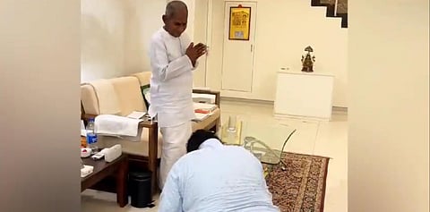 இளையராஜா காலில் விழுந்து ஆசி பெற்ற இசையமைப்பாளர் ஸ்ரீகாந்த் தேவா