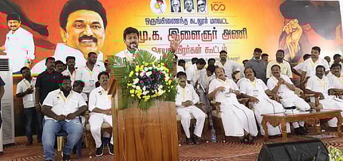 கழுதூரில் நடைபெற்ற திமுக இளைஞரணி செயல்வீரர்கள் கூட்டத்தில் உரையாற்றும் உதயநிதி ஸ்டாலின்.