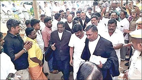 புதுக்கோட்டை நீதிமன்றத்தில் நேற்று ஆஜராக வந்த முன்னாள் அமைச்சர் சி.விஜயபாஸ்கர்.