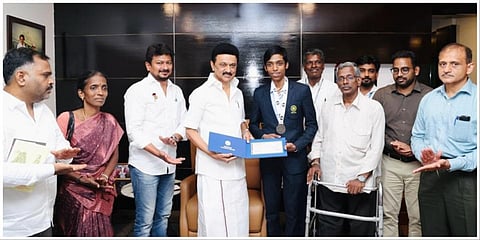 பிரக்ஞானந்தாவுக்கு ரூ.30 லட்சம் உயரிய ஊக்கத் தொகை மற்றும் நினைவு பரிசு வழங்கி முதல்வர் ஸ்டாலின் வாழ்த்து