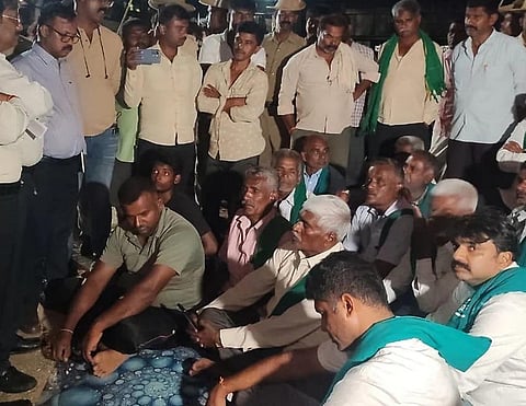 காவிரி விவகாரம் | தமிழகத்துக்கு தண்ணீர் திறக்க எதிர்ப்பு - கர்நாடகாவில் விவசாயிகள் நள்ளிரவில் போராட்டம்