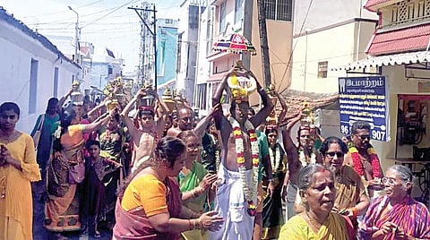 கோபி நந்த கோகுலத்தில் உள்ள பெருமாள் கோயில், மகா கும்பாபிஷேகத்தையொட்டி, பவானி ஆற்றில் இருந்து நாமகீர்த்தனைகள் முழங்க பக்தர்களால் தீர்த்தக் குடங்கள் ஊர்வலமாக எடுத்து வரப்பட்டன.