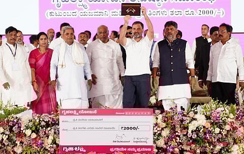 கர்நாடகாவில் குடும்ப தலைவிகளுக்கு மாதம் ரூ.2,000 வழங்கும் திட்டத்தை தொடங்கினார் ராகுல் காந்தி