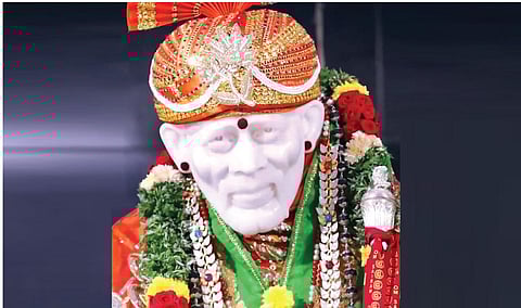 அமர்ந்த கோலத்தில் அருள்பாலிக்கும் பாபா