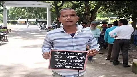 ‘சரணடைய வந்துள்ளேன், சுட்டு விடாதீர்’ - பதாகையுடன் உ.பி. காவல் நிலையம் வந்த குற்றவாளி