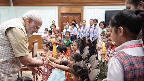 குழந்தைகளுடன் பிரதமர் மோடி