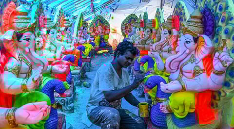 சேலத்தில் விநாயகர் சிலைகள் தயாரிப்பு | படம்: எஸ். குரு பிரசாத்