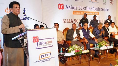 .கோவையில் 11-வது ஆசிய ஜவுளி கருத்தரங்கை நேற்று தொடங்கி வைத்து பேசிய மத்திய ஜவுளித் தொழில்துறை அமைச்சர் பியூஸ்கோயல்.  அருகில், இணையமைச்சர் தர்ஷனா விக்ரம் ஜர்தோஷி, தமிழக கைத்தறி மற்றும் துணிநூல் துறை அமைச்சர் காந்தி, உணவு மற்றும் உணவு பொருட்கள் வழங்கல்துறை அமைச்சர் சக்கரபாணி, மத்திய ஜவுளி ஆணையர் ரூப்ராஷி, தென்னிந்திய நூற்பாலைகள் சங்கத்தின் தலைவர் ரவிசாம், இணை தலைவர் சுந்தர்ராமன், இந்திய ஜவுளி ஏற்றுமதி மேம்பாட்டு கவுன்சில் தலைவர் சக்திவேல், பாஜக மாநில தலைவர் அண்ணாமலை, வானதி சீனிவாசன் எம்எல்ஏ உள்ளிட்டோர். படம்: ஜெ.மனோகரன்