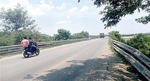 வெளிச்சம் இல்லா பழையசீவரம் திருமுக்கூடல் சாலை: மின்விளக்கு வசதிகள் இல்லாததால் விபத்து அபாயம்