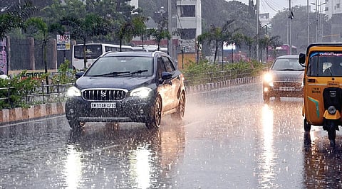 சென்னையில் நேற்று காலை முதல் வெயிலின் தாக்கம் அதிகரித்து காணப்பட்ட நிலையில், மாலை நேரத்தில் பெய்த மழை குளிர்வித்தது. சேப்பாக்கம், வாலாஜா சாலையில் பெய்த மழையில் முகப்பு விளக்குகளை ஒளிர விட்டபடி சென்ற வாகனங்கள். படம்: எஸ்.சத்தியசீலன்