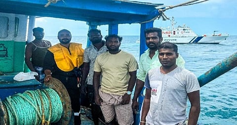 இன்ஜின் பழுதால் தவித்த மீனவர்களை மீட்ட கடலோர காவல்படை