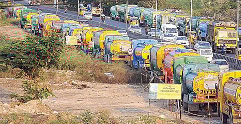 சோழிங்கநல்லூர் சோகம்: 12 ஆண்டுகளாக தனியார் லாரிகளை நம்பி இருக்கும் மக்கள்!