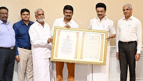 கோயிலின் அறங்காவலர் குழுத் தலைவரிடம் தங்க முதலீட்டு பத்திரத்தை  முதல்வர் ஸ்டாலின் வழங்கினார்.