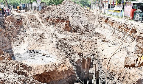 அழகப்பன் நகரில் தோண்டப்பட்ட பள்ளம். படம்: எஸ்.கிருஷ்ணமூர்த்தி
