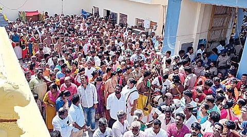 குடமுழுக்கு விழாவில் பங்கேற்ற பக்தர்கள்.﻿﻿