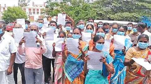 பாலித்தீன் மறுசுழற்சி தொழிற்சாலை தொடங்க அனுமதிக்கக் கூடாது: சிவன்மலை மக்கள் வலியுறுத்தல்