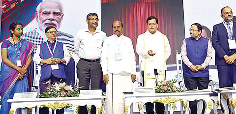 சென்னையில் நேற்று நடைபெற்ற நிகழ்ச்சியில் பங்கேற்ற மத்திய துறைமுகங்கள், கப்பல் மற்றும் நீர்வழித் துறை அமைச்சர் சர்பானந்தா சோனோவால், செயலர் டி.கே.ராமச்சந்திரன், தமிழக பொதுப்பணித் துறை அமைச்சர் எ.வ.வேலு, சென்னை துறைமுகத் தலைவர் சுனில் பாலிவால், காமராஜர் துறைமுக மேலாண் இயக்குநர் ஐரின் சிந்தியா உள்ளிட்டோர். படம்:  ம.பிரபு