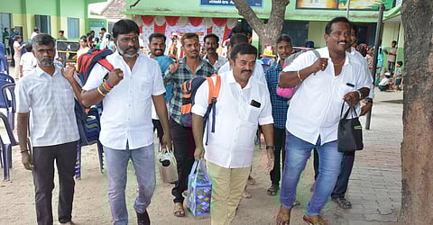 முன்னாள் மாணவர்களுக்கு பாடமெடுத்த முன்னாள் ஆசிரியர்கள் - கிருஷ்ணகிரியில் கவனம் ஈர்த்த ஆசிரியர் தினம்