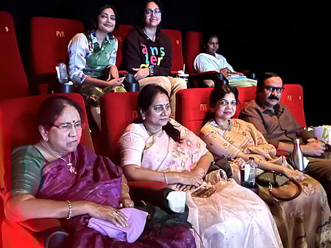 ‘கருமேகங்கள் கலைகின்றன’ படத்தைப் பார்த்து பாராட்டிய அன்புமணி