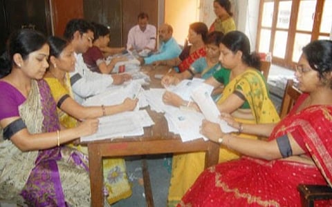 சம வேலைக்கு சம ஊதியம் கோரிக்கை அட்டை அணிந்து பணிக்கு சென்ற ஆசிரியர்கள்