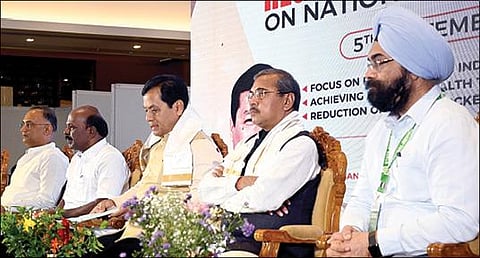 மத்திய ஆயுஷ் அமைச்சகம் மற்றும் தேசிய ஆயுஷ் இயக்கம் இணைந்து நடத்திய மண்டல ஆய்வுக் கூட்டம் சென்னையில் நேற்று நடந்தது. இக்கூட்டத்தில் மத்திய ஆயுஷ் அமைச்சர் சர்பானந்தா சோனோவால், இணை அமைச்சர் முஞ்சபாரா மகேந்திர பாய், தமிழக சுகாதாரத் துறை அமைச்சர் மா.சுப்பிரமணியன், துறை செயலர் ககன்தீப் சிங் பேடி கலந்துகொண்டனர். படம்: எம்.முத்துகணேஷ்